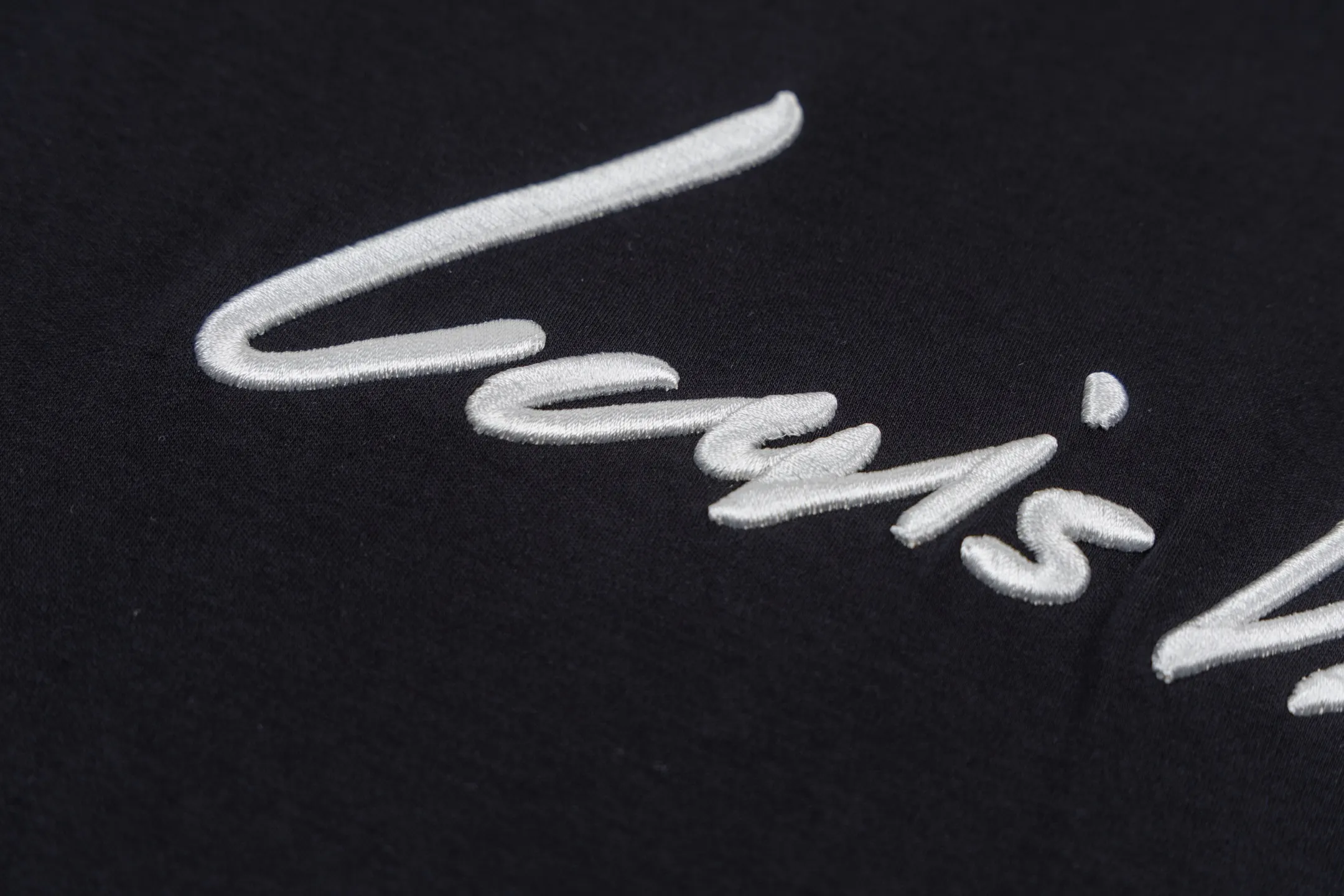 🅿️270 1v 25FW handwritten logo embroidered short sleeves. The fabric is made of 60S 170g double-sided single yarn fabric, and the rib is made of 32S 300g double yarn stretch rib. This T-shirt is made from soft cotton knit, with a slightly nipped waist and ribbed crew neck for a relaxed fit. The handwritten Louis logo is embroidered on the chest, making it an elegant everyday choice. The yarn count is 60, which is a high-count cotton yarn that is delicate and soft. This fabric is based on the delicate texture of high-count cotton, and its double-sided weaving enhances practicality. The single-strand structure makes the fabric lighter and more breathable. Double-sided knitting technology has the same texture on the front and back. The fabric has a tight structure, good elasticity and is not easy to curl. It has a delicate touch and is suitable for close-fitting wear. Flat stitch embroidery three-dimensional craft is a special embroidery technique that uses flat stitch to create embroidery with a three-dimensional feel. This process creates a richer three-dimensional effect and layering by precisely controlling the depth and angle of the stitches and increasing the density and length. Size:XS-S-M-L